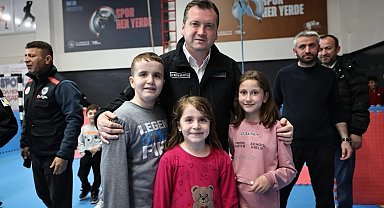 Silivri Belediye Başkanı Balcıoğlu, deprem sonrası Alibey Kapalı Spor Salonu'nu ziyaret etti