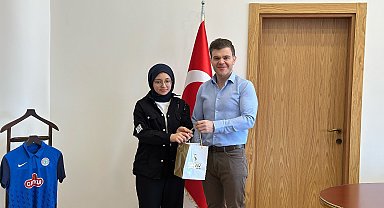 Simav Kaymakamı Karaloğlu, Türkiye derecesi elde eden hafız öğrenciyi ödüllendirdi