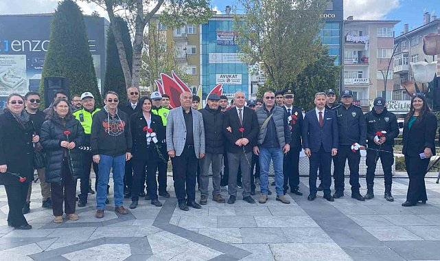 Sincan'da bulunan lise öğrencileri polis memurlarına sürpriz yaparak karanfil dağıttı