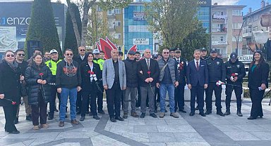 Sincan'da bulunan lise öğrencileri polis memurlarına sürpriz yaparak karanfil dağıttı