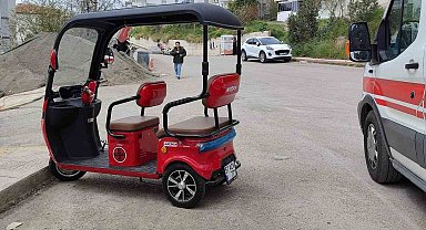 Sinop'ta 3 tekerlekli motosiklet devrildi: 2 yaralı