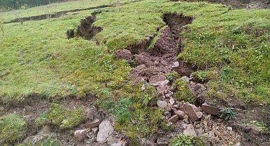 Sinop'ta heyelan mağduru olduğunu ileri süren vatandaş, toprağın kaldırılmasını ve önlem alınmasını istedi