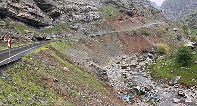 Şırnak'ta araç Habur Çayına devrildi: 2 yaralı