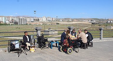 Şırnak'ta engelli çift, közde çay satarak hayallerindeki evi almak istiyor