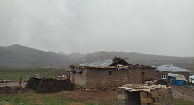 Şırnak'ta fırtına, ev ve ağılın çatısını uçurdu