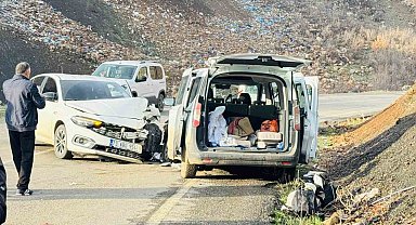 Şırnak'ta otomobil ile kamyonet kafa kafaya çarpıştı: 3 yaralı