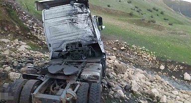 Şırnak'ta tır şarampole devrildi: 3 yaralı