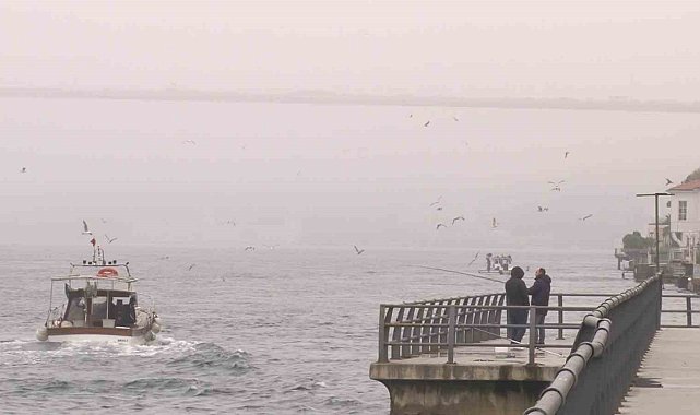 Sis ile kaplanan İstanbul Boğazı kartpostallık görüntüler oluşturdu
