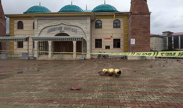 Sivas'ta cami minaresine yıldırım düştü