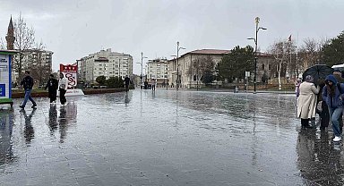 Sivas'ta dolu vatandaşlara zor anlar yaşattı