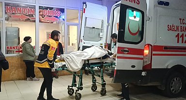 Sivas'ta iki araç kavşakta çarpıştı: 3 yaralı