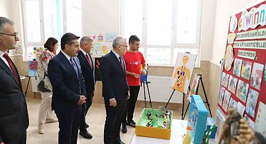 Sivas'ta miniklerden geri dönüşüm defilesi