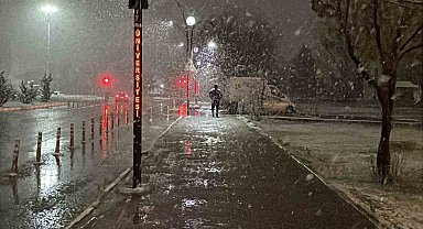 Sivas'ta nisan karı... Kent merkezi beyaza büründü