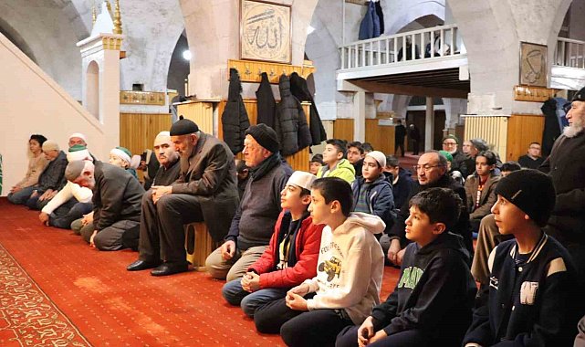 Sivas'ta ortaokul öğrencileri sabah namazında buluştu