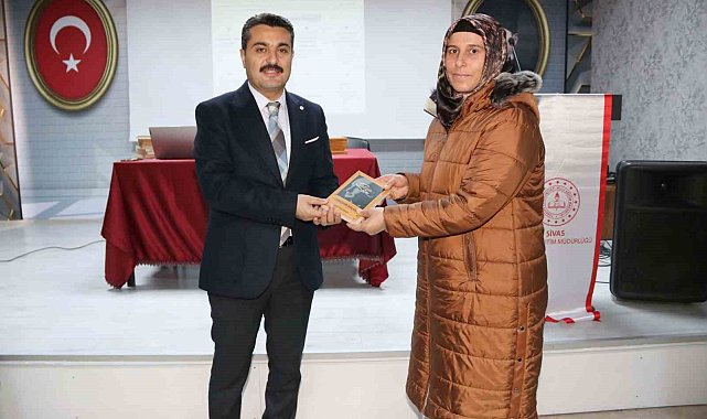 Sivas'ta veliler "Ebeveyn Okulu" kursuna katıldı