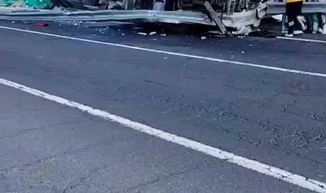 Siverek-Diyarbakır kara yolunda devrilen tırın sürücüsü hayatını kaybetti