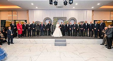 Siyasiler bu düğünde buluştu