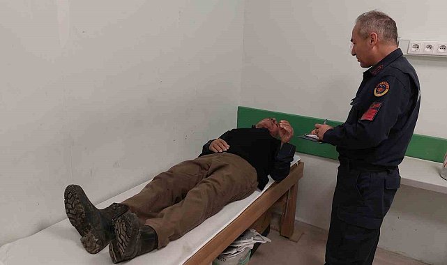 Sokak köpeğinin kovaladığı motosiklet sürücüsü yaşlı adam hastanelik oldu