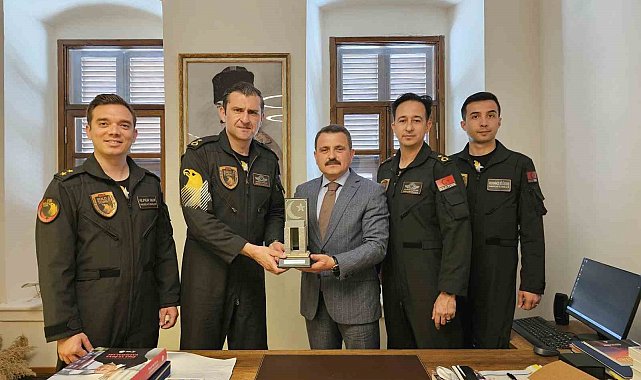 SOLOTÜRK ekibinden Çanakkale Savaşları Gelibolu Tarihi Alan Başkanı Kaşdemir'e ziyaret