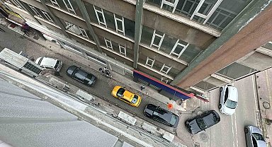 Sorumsuz sürücü aracını yol ortasına park etti, trafiği kilitledi