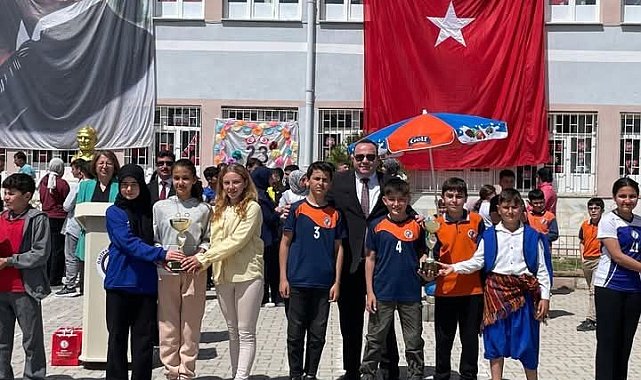 Spor yarışmalarında dereceye giren okullara kupaları verildi