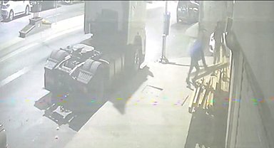 Sultangazi'de ayağına kereste düşürdü, hırsızlığa devam etti: O anlar kamerada