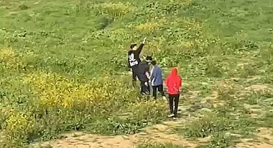 Sultangazi'de çocukların tehlikeli oyunu cep telefonu kamerasında: Boş arazide etrafa rastgele ateş açtılar