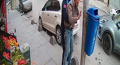 Sultangazi'de Zabıtadan genç adama hayat kurtaran heimlich manevrası
