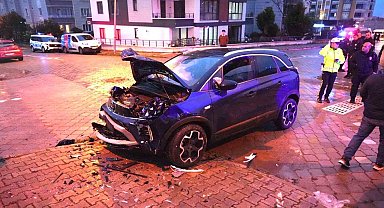 SUV araç ile otomobil çarpıştı: 6 yaralı