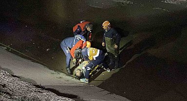 Suyu olmayan Porsuk Çayı'na balıklama atlayan ve balçığa saplanan adam yaralandı