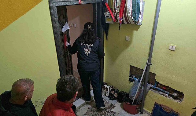 Tahliye kararına direnen kadın ekipler tarafından evden çıkartıldı