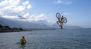 Tahtalı Dağı'nın karlı zirvesinden Akdeniz'in mavi sularına