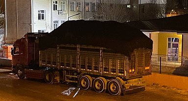 Talaş yüklü tırdan yükselen duman korkuttu