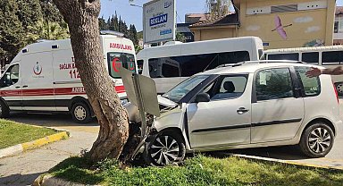 Tansiyonu düşen sürücü, yayalara çarpmamak için ağaca çarptı
