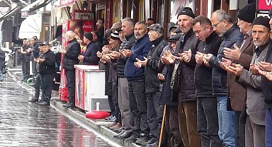 Tarihi ilçede kar yağışına rağmen esnaf geleneği bozmadı