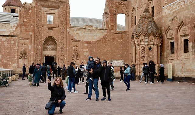 Tarihi İshak Paşa Sarayı, bayramda 17 bin yerli ve yabancı ziyaretçiyi ağırladı