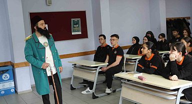 Tarihi karakterleri sınıfta öğrencileriyle buluşturuyor