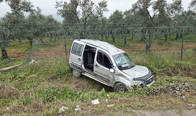 Tarlaya yuvarlanan hafif ticari araçtaki aynı aileden 3 kişi yaralandı