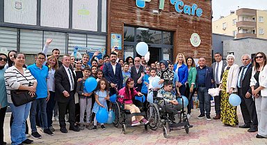 Tarsus'ta çocuklar gökyüzüne balon bıraktı