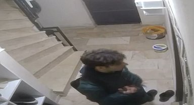 Tartıştığı sevgilisini bıçaklayıp annesini öldüren şüphelinin olay gününe ait görüntüleri ortaya çıktı