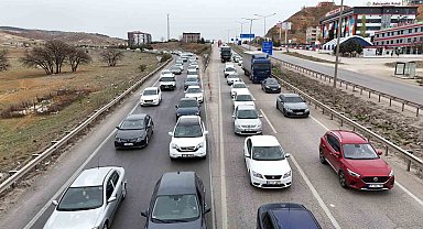 Tatilciler erken dönüşe geçti: 43 ilin geçiş güzergahında trafik yoğunluğu