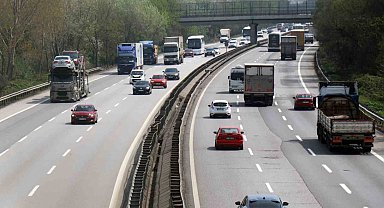Tatilciler yola çıktı, otoyol Sakarya geçişinde akıcı yoğunluk oluştu