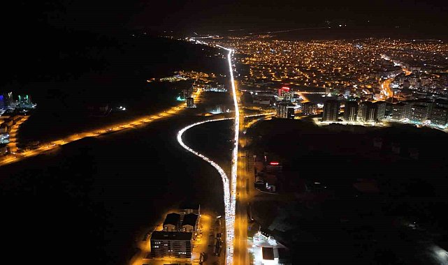 Tatilcilerin dönüşü çilesi sürüyor: 43 ilin geçiş güzergahında trafik durma noktasına geldi