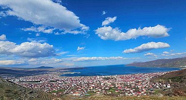 Tatvan semalarındaki bulut geçişleri görsel şölen oluşturdu