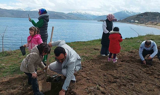 Tatvan'da badem fidanları toprakla buluştu