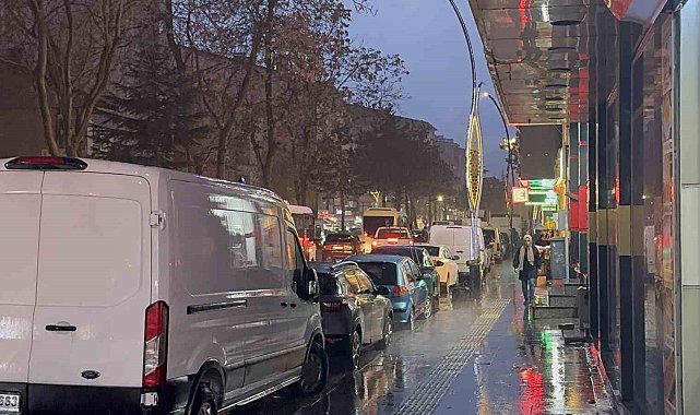 Tatvan'da sağanak yağış taşkınlara yol açtı