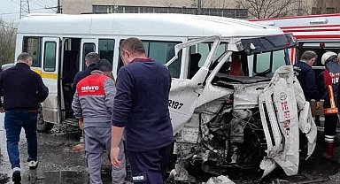 Tavşanlı'da işçi servisi tıra çarptı: 9 yaralı