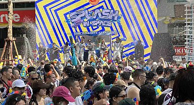 Tayland'da Songkran Su Festivali renkli görüntülerle başladı