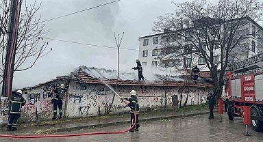 Tekirdağ'da metruk bina alev alev yandı