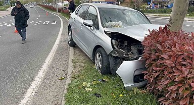 Tekirdağ'da refüje çıkan otomobil ağaca çarptı: 3 yaralı